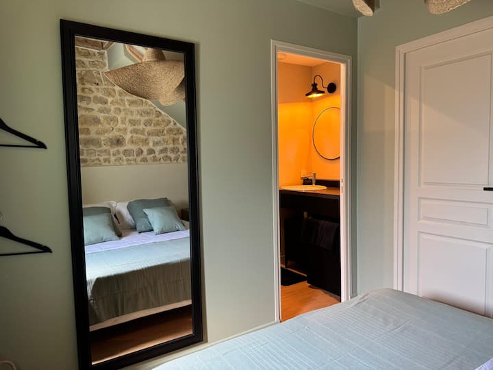 Autre vue de la chambre et de la salle d’eau du duplex